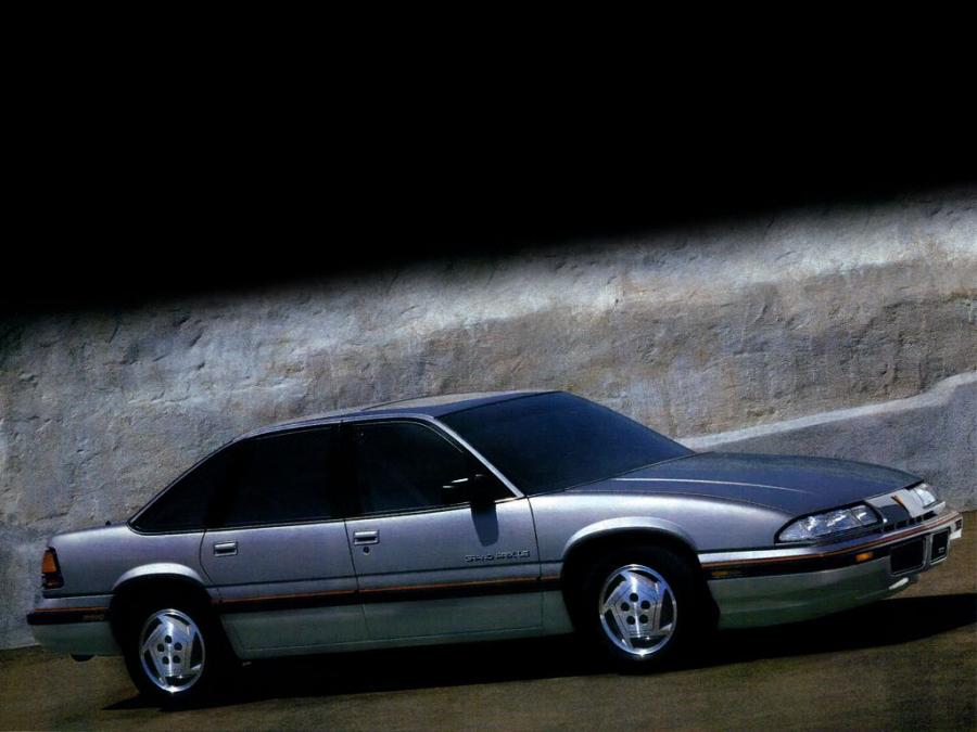  Pontiac Grand Prix LE Sedan 1989 года  (фото 2 из 3)